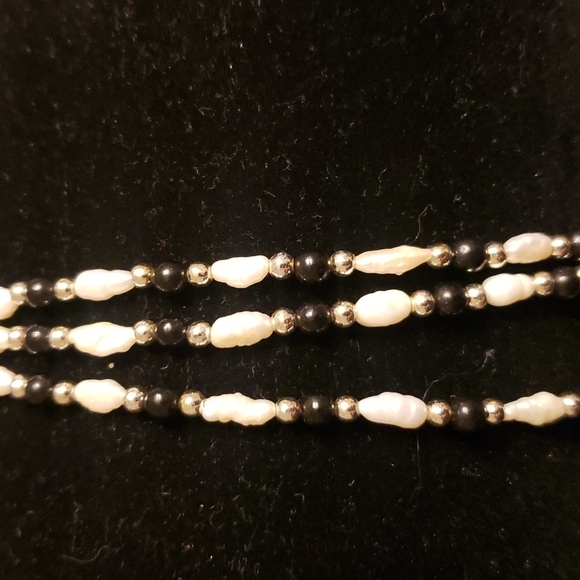 Freshwater sead pearls, black glass, and gold beads 30 inch necklace - Picture 2 of 5